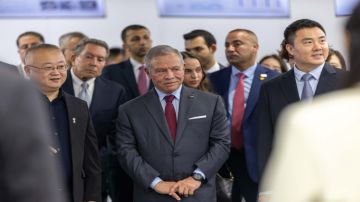 الملك يزور شركة مختصة بتصنيع الروبوتات في شنغهاي الملك يزور شركة مختصة بتصنيع الروبوتات في شنغهاي
