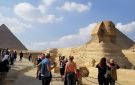 أردني ومصرية يرتكبان أفعالا مسيئة أمام الأهرامات.. والأمن يتدخل 