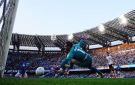كومو يفجر مفاجأة مدوية ويسقط نابولي في معقله بالدوري الإيطالي