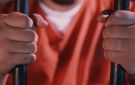 فيديو مسرب يوثق الاعتداء على ضابط أمريكي داخل سجن في أريزونا لـ3 دقائق دون تدخل (فيديو)