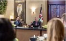 ملك الأردن يبحث مع وفد أمريكي تعزيز الشراكة الاستراتيجية والتطورات الإقليمية