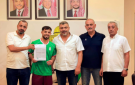 الفلسطيني أبو وردة يوقع على كشوفات الوحدات