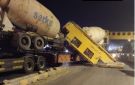 سقوط جزء من جسر مشاه على مركبة على طريق جابر الدولي