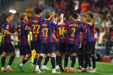 ثنائية رافينيا تقود برشلونة إلى فوز عريض على فينورد في دوري الأبطال