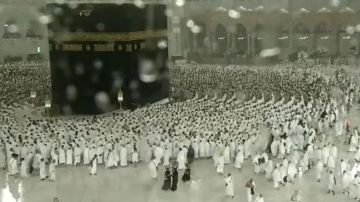  أمطار الخير تهطل بغزارة على الحرم المكي وقت صلاة المغرب