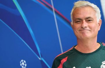 ذكرى مؤلمة لبرشلونة ..  مورينيو يتلقى أغرب هدية