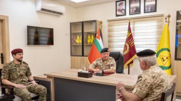 الملك يتلقى رسالة من الفريق الركن المتقاعد يوسف الحنيطي الملك يتلقى رسالة من الفريق الركن المتقاعد يوسف الحنيطي