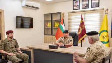 الملك يتلقى رسالة من الفريق الركن المتقاعد يوسف الحنيطي الملك يتلقى رسالة من الفريق الركن المتقاعد يوسف الحنيطي