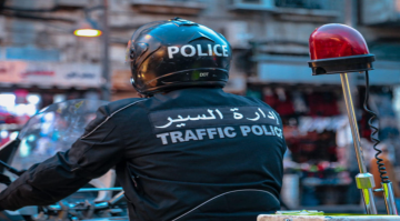 رقيب سير ينقل طفلا إلى المستشفى بعد سقوطه في الشارع العام رقيب سير ينقل طفلا إلى المستشفى بعد سقوطه في الشارع العام