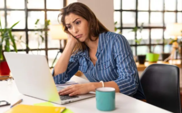 5 عادات يومية قد تكون وراء شعورك الدائم بالتعب 5 عادات يومية قد تكون وراء شعورك الدائم بالتعب