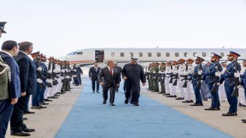 الملك يرافقه ولي العهد يصلان إلى دولة الإمارات الملك يرافقه ولي العهد يصلان إلى دولة الإمارات