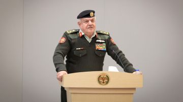 ترفيع الحنيطي إلى رتبه فريق وإحالته إلى التقاعد ترفيع الحنيطي إلى رتبه فريق وإحالته إلى التقاعد