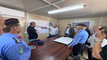 وزير الداخلية يتفقد إجراءات العمل في جسر الملك حسين وزير الداخلية يتفقد إجراءات العمل في جسر الملك حسين