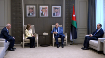 القاضي يتسلم نسخة من التقرير السنوي لحالة حقوق الإنسان في المملكة القاضي يتسلم نسخة من التقرير السنوي لحالة حقوق الإنسان في المملكة