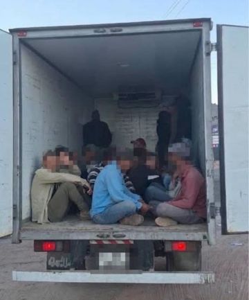 ضبط مركبة شحن تحمل 26 راكبا في الصندوق الخلفي ضبط مركبة شحن تحمل 26 راكبا في الصندوق الخلفي