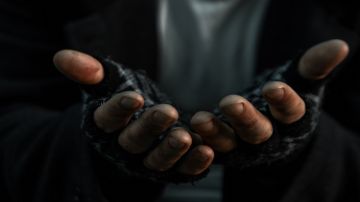 ضبط متسولة من ذوي الأسبقيات بحوزتها 3313 دينار ضبط متسولة من ذوي الأسبقيات بحوزتها 3313 دينار
