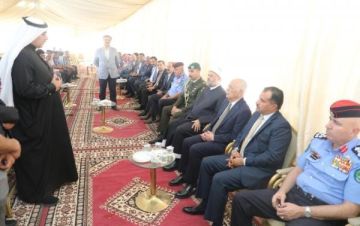 مندوبا عن الملك وولي العهد .. العيسوي يعزي عشيرة الحراحشة وآل العيطان بوفاة العميد المهندس يوسف ماجد العيطان مندوبا عن الملك وولي العهد .. العيسوي يعزي عشيرة الحراحشة وآل العيطان بوفاة العميد المهندس يوسف ماجد العيطان