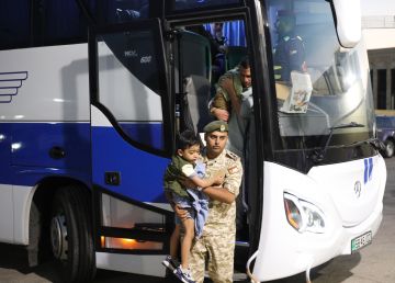 عودة دفعة من أطفال غزة إلى القطاع بعد استكمال علاجهم في مستشفيات المملكة عودة دفعة من أطفال غزة إلى القطاع بعد استكمال علاجهم في مستشفيات المملكة