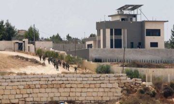 حصار 39 يوما .. حاويات نفايات لإيصال احتياجات 3 أسر فلسطينية بـ قصرة حصار 39 يوما .. حاويات نفايات لإيصال احتياجات 3 أسر فلسطينية بـ قصرة