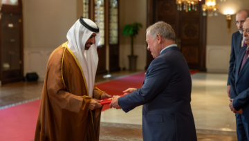 الملك يتقبل أوراق اعتماد سفراء الإمارات والجزائر والصومال وإيرلندا الملك يتقبل أوراق اعتماد سفراء الإمارات والجزائر والصومال وإيرلندا