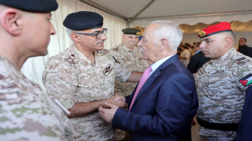 الحراسيس يتلقى التهاني بتعيينه رئيسا لهيئة الأركان المشتركة الحراسيس يتلقى التهاني بتعيينه رئيسا لهيئة الأركان المشتركة