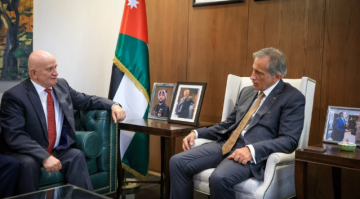 رئيس الوزراء يتسلم التقرير السنوي لهيئة النزاهة ومكافحة الفساد رئيس الوزراء يتسلم التقرير السنوي لهيئة النزاهة ومكافحة الفساد