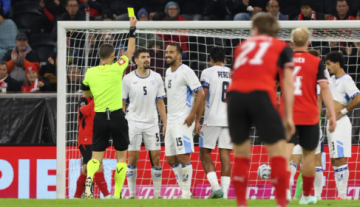 احتفال مريب ينتهي بطرد لاعب إسرائيلي أمام النمسا احتفال مريب ينتهي بطرد لاعب إسرائيلي أمام النمسا