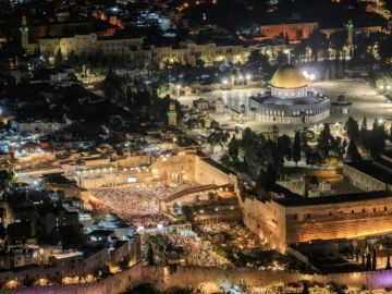 نتنياهو وآلاف المستوطنين يقتحمون حائط البراق في القدس نتنياهو وآلاف المستوطنين يقتحمون حائط البراق في القدس