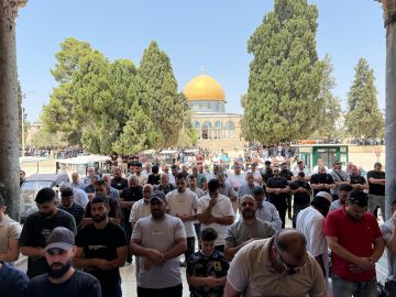 70 ألفا يؤدون الجمعة في الأقصى رغم إجراءات الاحتلال 70 ألفا يؤدون الجمعة في الأقصى رغم إجراءات الاحتلال