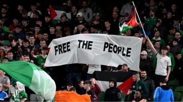 منتخب أيرلندا يرتدي شارات سوداء خلال مباراته أمام إسرائيل تضامنا مع ضحايا غزة منتخب أيرلندا يرتدي شارات سوداء خلال مباراته أمام إسرائيل تضامنا مع ضحايا غزة