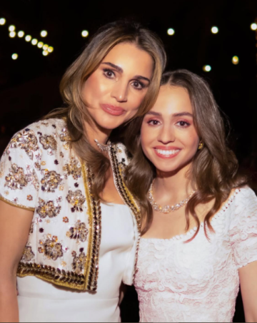 الملكة للأميرة إيمان: ريحانة الدار كل عام وأنت أحلى أم وأحن بنت الملكة للأميرة إيمان: ريحانة الدار كل عام وأنت أحلى أم وأحن بنت