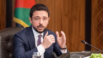 ولي العهد يعزي أسر المتوفين بحادث الطريق الصحراوي ولي العهد يعزي أسر المتوفين بحادث الطريق الصحراوي