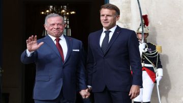 الملك يصل إلى مقر انعقاد اجتماعات العقبة في باريس الملك يصل إلى مقر انعقاد اجتماعات العقبة في باريس