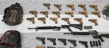 الاحتلال يزعم إحباط تهريب أسلحة عبر الحدود مع الأردن وضبط أكثر من 30 مسدسا الاحتلال يزعم إحباط تهريب أسلحة عبر الحدود مع الأردن وضبط أكثر من 30 مسدسا