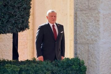 الملك يغادر أرض الوطن متوجها إلى دولة الإمارات الملك يغادر أرض الوطن متوجها إلى دولة الإمارات