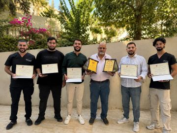 طلبة من الجامعة العربية الأمريكية يكرمون المهندس وجيه أبوخضير تقديرا لجهوده في تدريبهم بمجال الأطراف الاصطناعية طلبة من الجامعة العربية الأمريكية يكرمون المهندس وجيه أبوخضير تقديرا لجهوده في تدريبهم بمجال الأطراف الاصطناعية