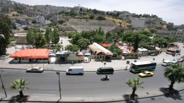 أمانة عمان تبدأ إزالة الأشجار المعيقة للمشاة أمانة عمان تبدأ إزالة الأشجار المعيقة للمشاة