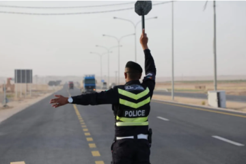 ضبط سائق يدخن الأرجيلة أثناء القيادة على طريق المطار