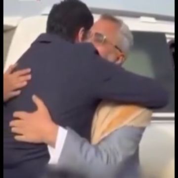 وزير عراقي يحتضن قياديا حوثيا: ضرباتكم رفعت راسنا وزير عراقي يحتضن قياديا حوثيا: ضرباتكم رفعت راسنا
