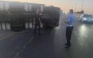 تدهور شاحنة على طريق المطار