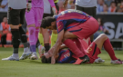 لاعب برشلونة يتسبب في كسر أنف زميله خلال المباراة