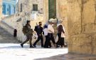 مستوطنون يقتحمون المسجد الأقصى بحراسة شرطة الاحتلال