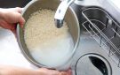هل تغسل الأرز قبل الطهي؟ .. خبراء يحسمون الجدل