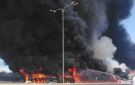 اشتعال صهريج مواد نفطية يقطع الطريق الصحراوي