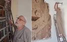 مسن سوري يهدم جدارا شيده عام 2011 لحماية مكتبة ابنه بحمص - فيديو