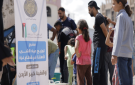  الخيرية الهاشمية تواصل إيصال مياه الشرب للأسر في غزة