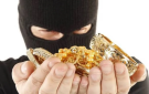 ملثم هاجمها أمام منزلها وسرق ذهبها.. ثم كشفت المفاجأة هويته