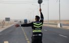 ضبط سائق يدخن الأرجيلة أثناء القيادة على طريق المطار