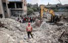 فايننشال تايمز: معركة على ملكية أنقاض غزة: النازحون يبحثون عن سجلات ملكيتهم لبيوتهم المدمرة