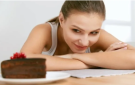 تشتهي الحلويات بعد العشاء؟ 3 أسباب قد تفسر ذلك